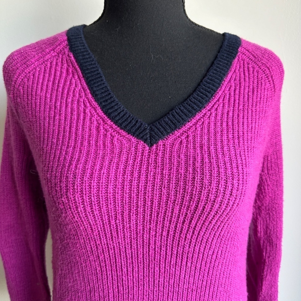 **TALBOTS* Magenta x Navy V-Neck Knitted Sweater Size - Picture 2 of 7